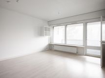 Valoisa Olohuone, käynti koko huoneiston levyiselle parvekkeelle