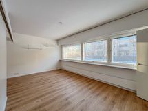 Asunnosta on koko seinän leveydeltä isot ikkunat lännen suuntaan.