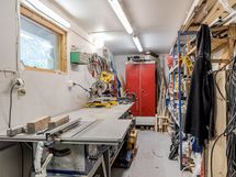 Lämmin varasto autokatosrakennuksessa
