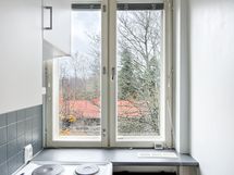 Ikkunoista näkymät etelään kadun puoleen