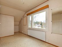 Yläkerran pienempi makuuhuone