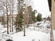 Puistomaiset näkymät taloyhtiön piha-alueelle.