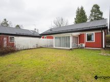 Julkisivu takapihan suunnasta.