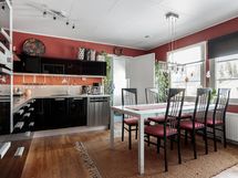 Tyylikäs musta keittiö.