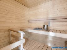 Sauna sijaitsee yläkerran kylpyhuoneen yhteydessä.