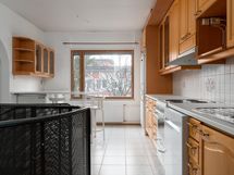 keittiö ja kierreportaat alakertaan (katutasossa)