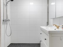 Päämakuuhuoneen kylpyhuone