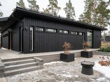 Upeaa kivetystä ja huoliteltu piha