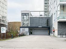Autohallista mahdollista vuokrata yksi paikka 50€/kk.