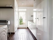 Kodinhoitohuone ja käynti ulos