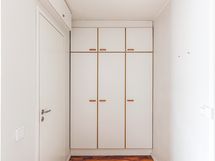 … niissä on niin hylly kuin tanko tilaa, ulos vedettäviä koreja sekä siivouskaappi.