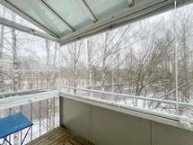 Parvekkeella on hyvä viettää aikaa sateellakin, sillä se on kauttaaltaan suojattu.