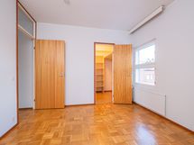 Olohuoneen viereinen makuuhuone