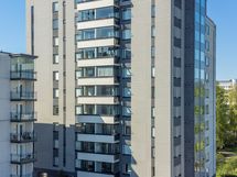 Julkisivu itään, huoneiston parveke 8 krs.