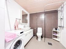 Kylpyhuone on siisti ja oven vieressä paikka pyykinpesukoneelle.