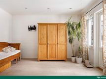 Alakerran makuuhuoneen voi jakaa tarvittaessa kahdeksi huoneeksi