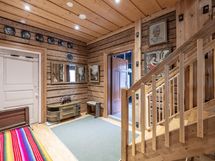 Alakerran aulaa, eteisen vieressä oikealla makuuhuone/työhuone