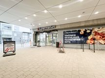 K-Supermarket Perkkaa taloa vastapäätä.