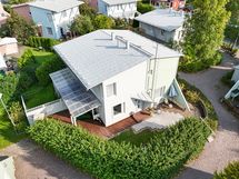 Piha-alue on suojaisa ja vehreä.