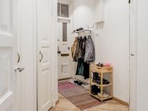 Tilava eteinen säilytyskaappeineen