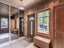 Sisään tultaessa tilava eteinen, liukuovien takana talotekniikkaa