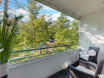 Lasitettu parveke suuntautuu länsi-lounaaseen