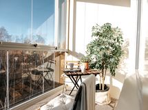 Asunnossa on luoteeseen aukeava lasitettu parveke, josta maisemat luontoon päin.