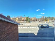 Ratikkapysäkki näkyy olohuoneen ikkunasta