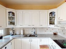 Keittiössä kaappeja ja laskutilaa