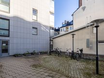 Sisäänkäynti Alppikadun puolelta