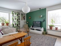 Olohuoneessa on isot ikkunat kahteen suuntaan ja käynti parvekkeelle (ilmansuunta länsi)
