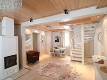 Olohuoneessa varaava takka