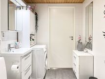 Kylpyhuoneeseen mahtuu iso pyykinpesukone ja vaikka pesutorni halutessaan.