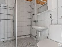 Pesuhuone ja WC, jossa liitäntä pyykkikoneelle