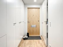 Eteisessä on reilusti kaappitilaa.