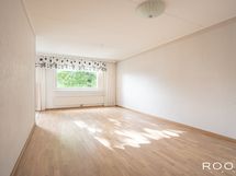 Avarasta olohuoneesta on näkymä kaakkoon Espoonlahden keskustaan. Tammiparketti on asennettu 2025.