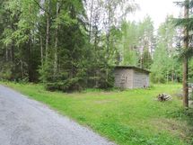 Kaakkolamminperä 90 tontin kaakkoisnurkka. Sähkötolppa oikealla ja n. 50 m2 vaja.