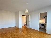 huonetilasta keittiön, eteisen ja kylpyhuoneen suuntaan