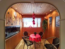 Taloyhtiön saunatilojen yhteydessä tunnelmallinen oleskelualue.