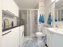 Kylpyhuone on toiminnallinen, myös pyykkihuollon osalta.