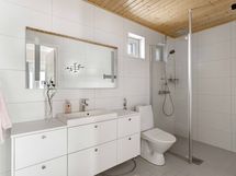 Yläkerran kylpyhuone on tilava