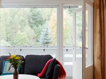 Käynti lasitetulle parvekkeelle