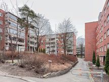 Omalla tontillaan sijaitseva yhtiö on hyvin hoidettu. Hoitovastike on edullinen.