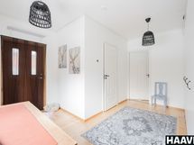 Länsipäädyn ulko-ovi, pesuhuone ja makuuhuone