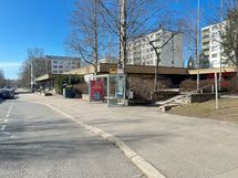 Rajatorpan ostarilta löytyy mm pizzeria ja parturi. Bussit kulkevat edestä Helsinkiin ja Myyrmäkeen.