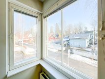 Hieno erkkeri-ikkuna josta näkymät tien ja parkkipaikan suuntaan.