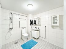 Kylpyhuoneessa on paikka pyykinpesukoneelle. Taloyhtiössä on mm. sauna.