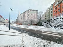 Kevyenliikenteen väylä Baana kulkee talon edustalla.