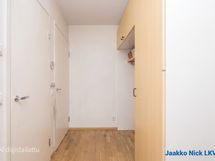 Eteinen tyhjänä