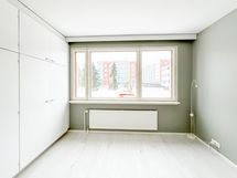 Makuuhuoneessa on runsaasti kaappitilaa.